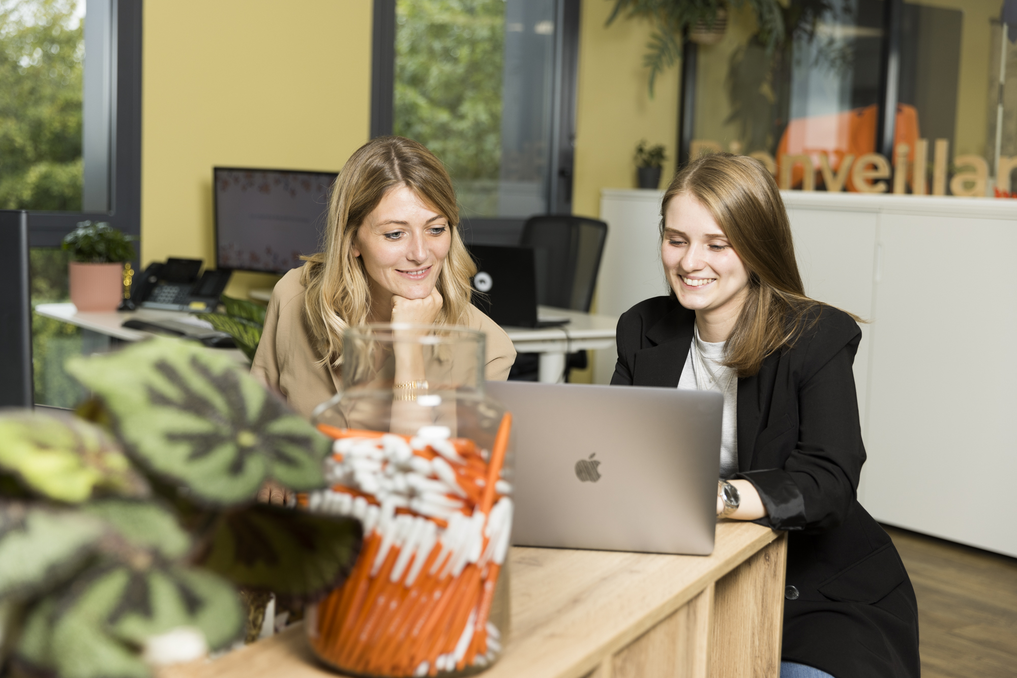 collaboratrice attineos deux femmes travaillant sur ordinateur