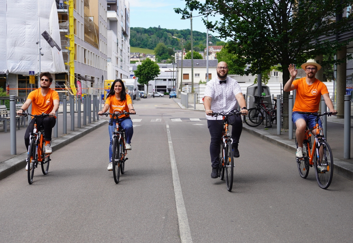 Responsabilité Environnementale quatre personnes faisant du vélo