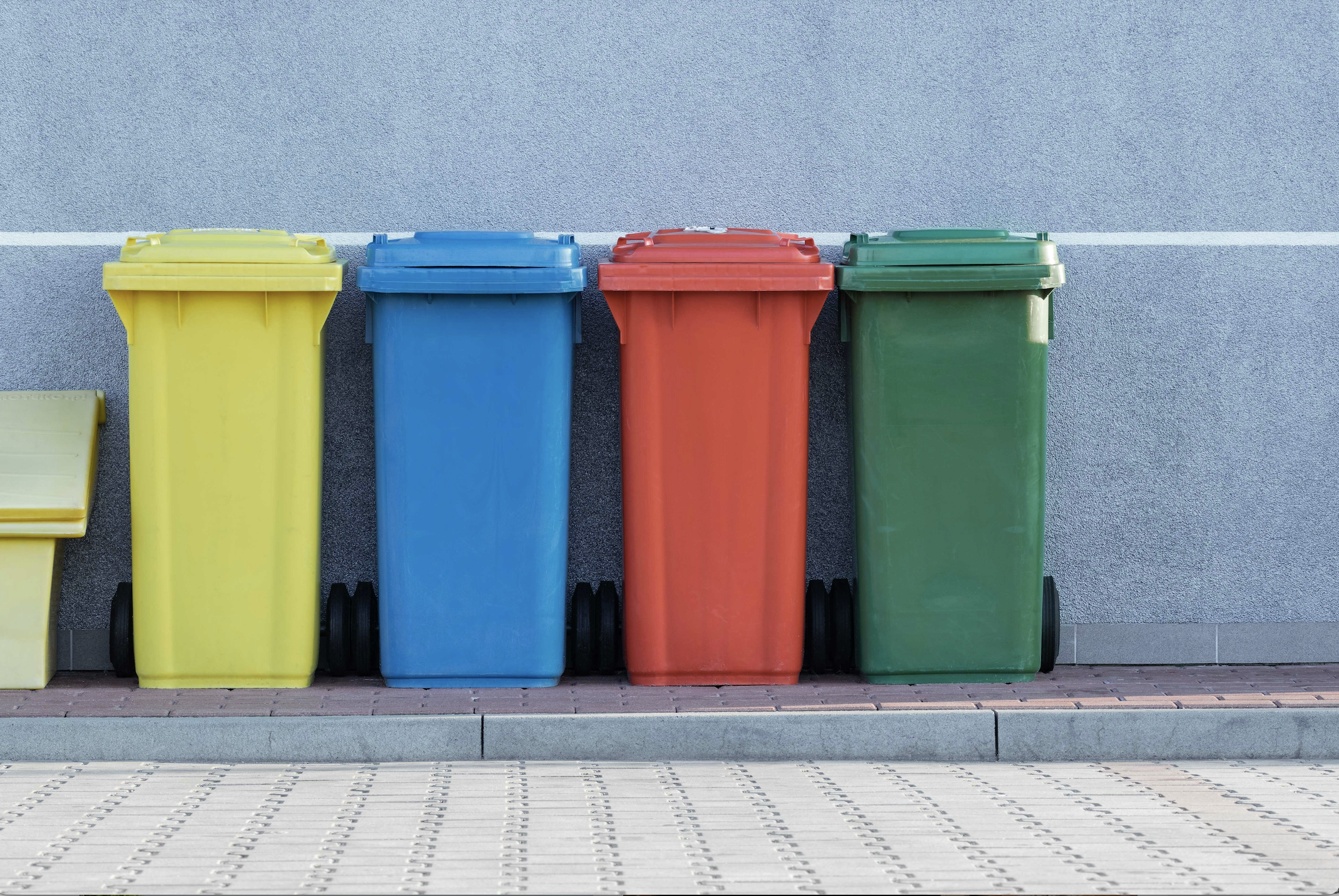 Page-site-web-dechets-CD-1024x685-1 quatre poubelles colorées alignées