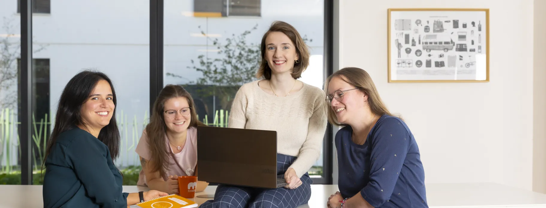 attiheader application quatre collaboratrices Attineos