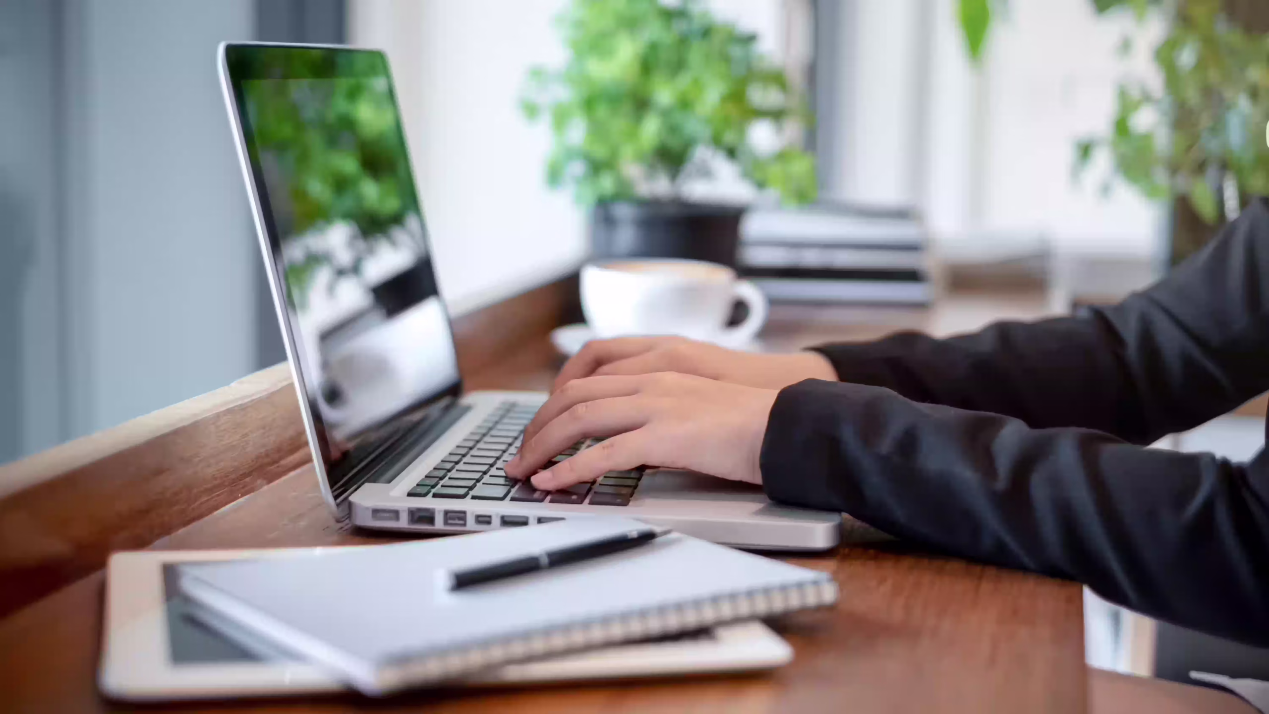 digital-workplace-1-scaled Personne tapant sur un clavier d'ordinateur