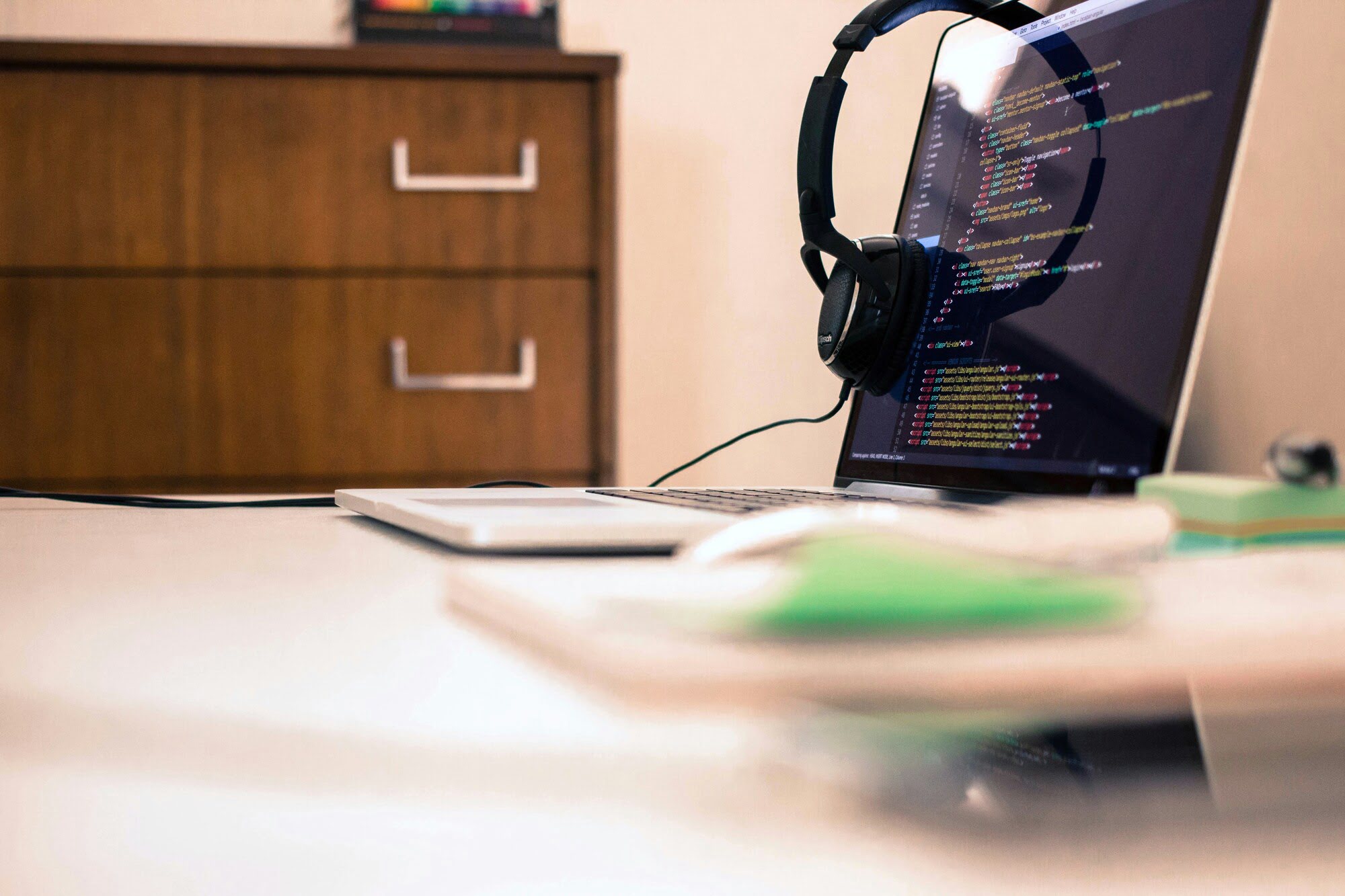 kelsy-gagnebin-H5evQmROBq8-unspl Personne tapant sur un clavier d'ordinateur