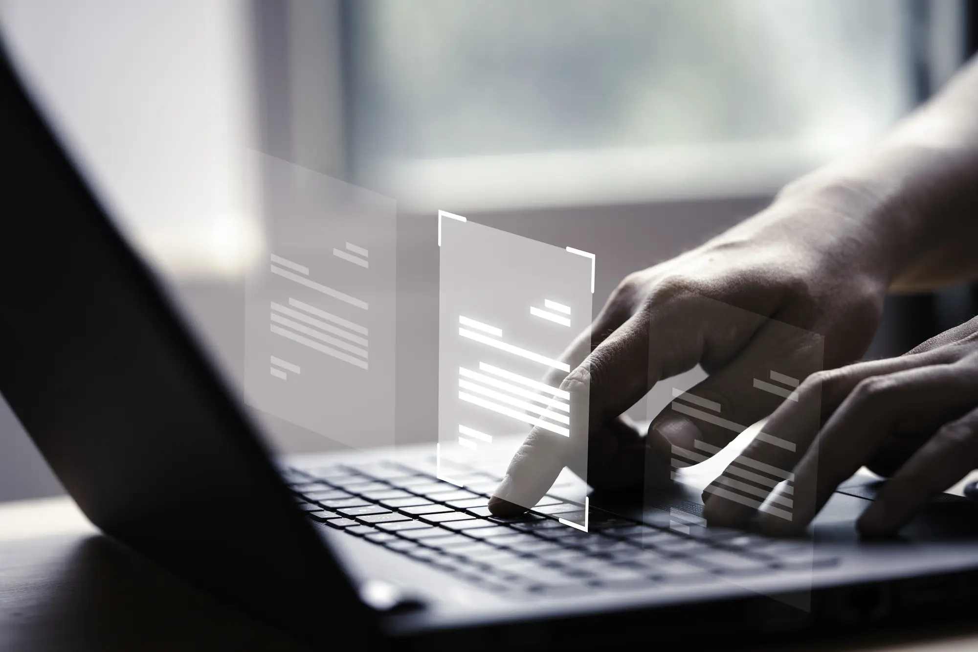 Devoir de vigilance - RSE main écrivant sur un clavier d'ordinateur